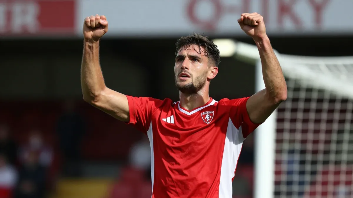 Cheltenham Town and Grimsby Town shared a 2-2 draw at Whaddon Road, with Mark Shelton scoring on his Grimsby debut and...