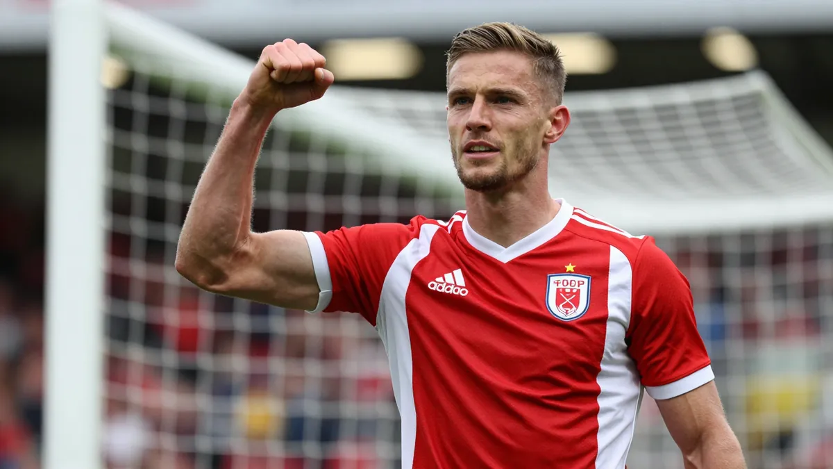 Charlton dominate Cheltenham to advance in EFL Cup